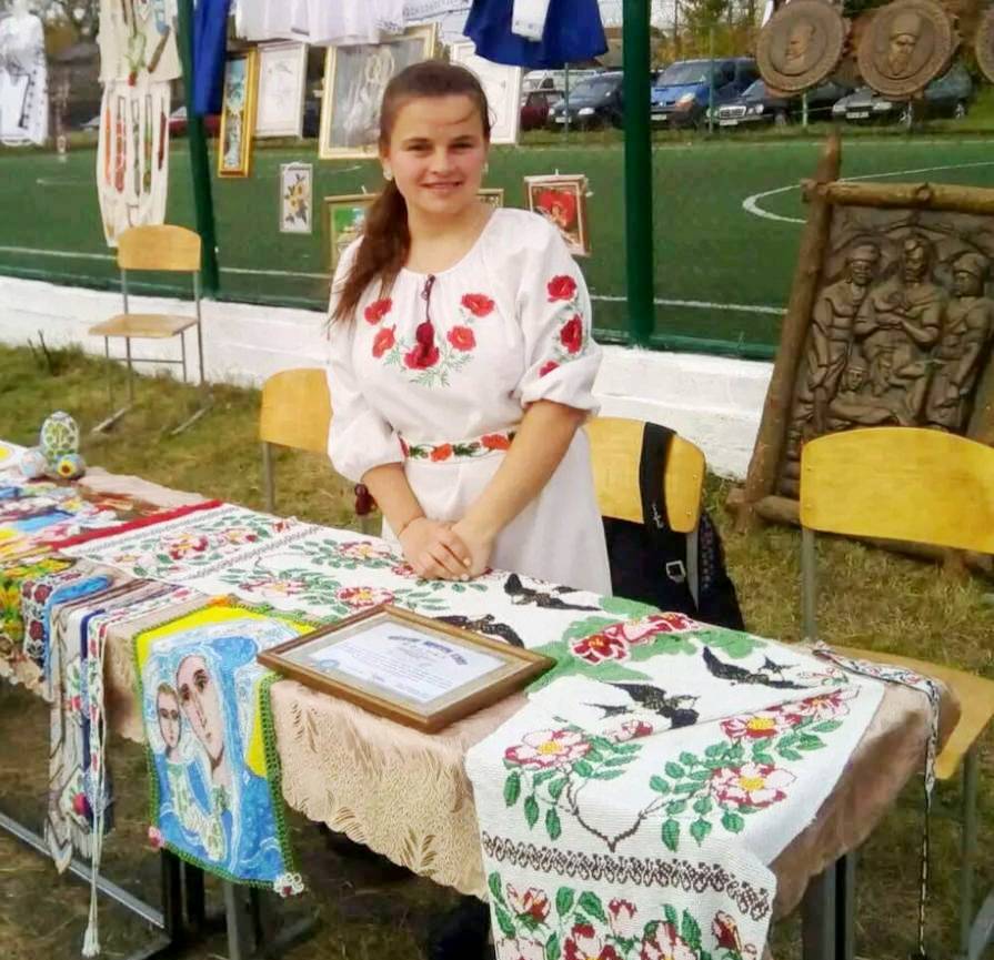 Людмила з власними виробами на виставці у Коломийському районі